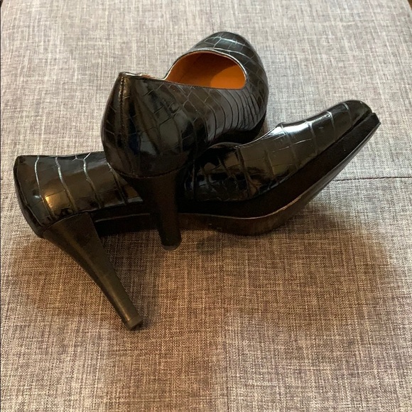 Black Round-toe Nine West Heels - Picture 3 of 4